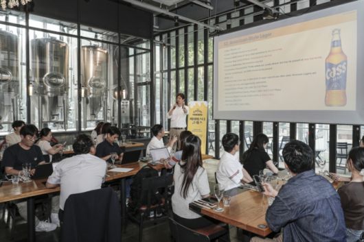 지난 30일 서울 강남 구스아아일랜드 브루하우스에서 열린 '2025 비어마스터 클래스'. 윤정훈 오비맥주 상무가 카스에 대해 설명하고 있다./사진=오비맥주