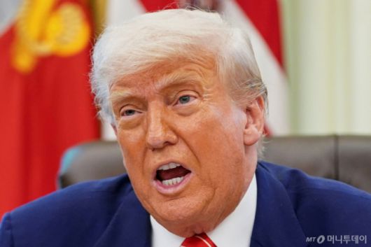 트럼프 미국 대통령이 30일(현지시간) 워싱턴DC 백악관 오벌오피스에서 중국이 제네바 관세 합의를 제대로 이행하지 않고 있다고 밝히고 있다. /워싱턴DC 로이터=뉴스1