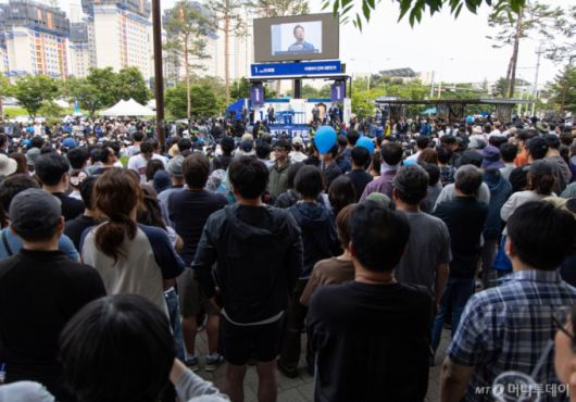 (청주=뉴스1) 이재명 기자 = 이재명 더불어민주당 대통령 후보가 31일 오후 충북 청주시 오창프라자 앞 광장에서 시민들에게 지지를 호소하고 있다. 2025.5.31/뉴스1  Copyright (C) 뉴스1. All rights reserved. 무단 전재 및 재배포,  AI학습 이용 금지. /사진=(청주=뉴스1) 이재명 기자