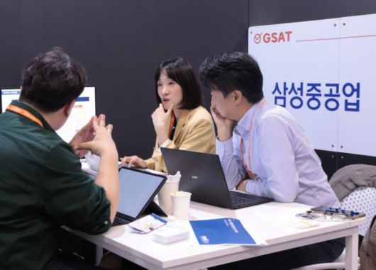 박은영 인텔리시스 대표(가운데)가 28일 경남 창원컨벤션센터에서 디캠프 오픈이노베이션 '오피스아워@경남' 미팅을 진행했다./사진=디캠프