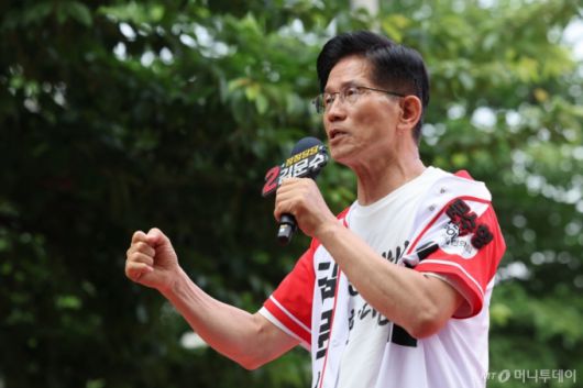 (서울=뉴스1) 이광호 기자 = 김문수 국민의힘 대통령 후보가 1일 오후 서울 서대문구 신촌역 앞 집중유세에서 시민들에게 지지를 호소하고 있다.(공동취재) 2025.6.1/뉴스1  Copyright (C) 뉴스1. All rights reserved. 무단 전재 및 재배포,  AI학습 이용 금지. /사진=(서울=뉴스1) 이광호 기자