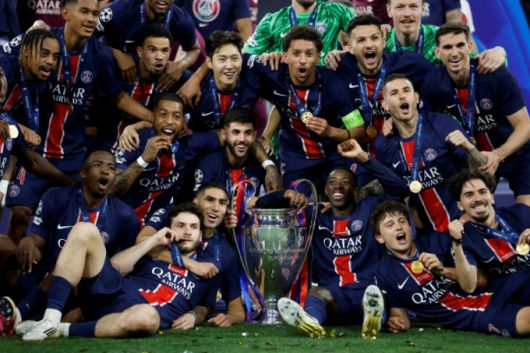 1일(한국시간) 독일 뮌헨 알리안츠 아레나에서 열린 유럽축구연맹(UEFA) 챔피언스리그 결승전 파리 생제르맹(PSG)과 인터 밀란의 경기에서 승리하며 우승을 차지한 파리 생제르맹 이강인이 동료들과 함께 트로피 세리머니를 펼치며 기쁨을 나누고 있다. /로이터=뉴스1