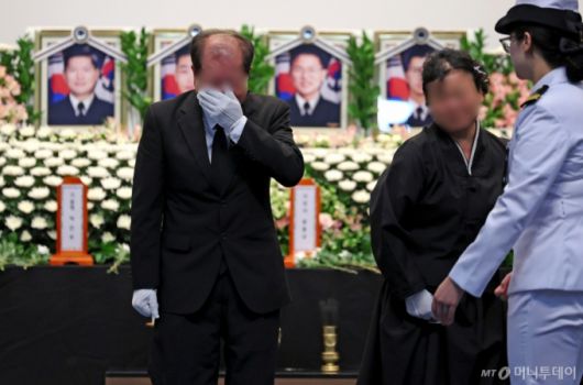 1일 경북 포항시 남구 해군 항공사령부 강당에서 엄수된 해군 P-3CK 917호기 순직자 영결식에서 유족들이 눈물을 흘리고 있다. / 사진=뉴시스