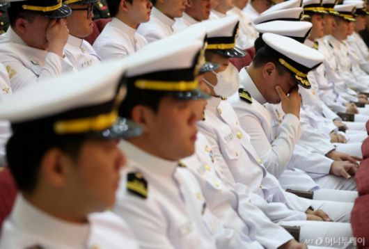 1일 경북 포항시 남구 해군 항공사령부 강당에서 엄수된 해군 P-3CK 917호기 순직자 영결식에서 장병들이 눈물을 흘리고 있다. / 사진=뉴시스