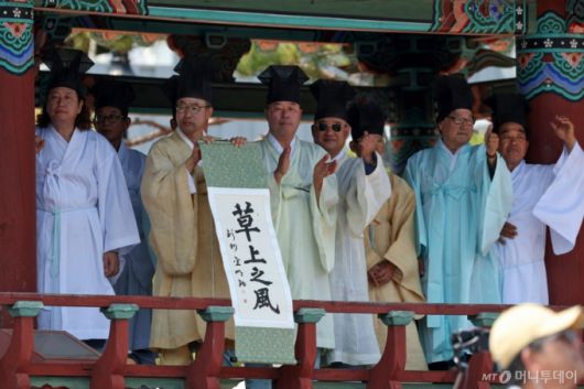 [안동=뉴시스] 조성우 기자 = 1일 경북 안동시 웅부공원에서 열린 이재명 더불어민주당 대선후보 유세에서 안동 유림단체 회원들이 이 후보의 유세를 지켜보고 있다. 2025.06.01. xconfind@newsis.com /사진=조성우