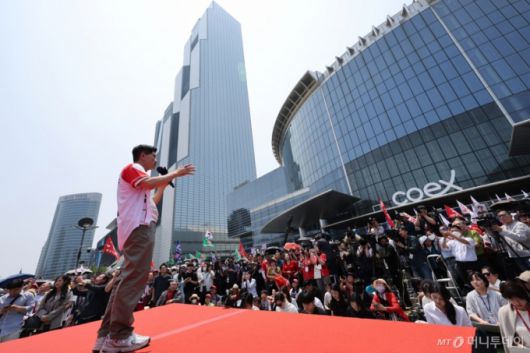 (서울=뉴스1) 이광호 기자 = 김문수 국민의힘 대통령 후보가 1일 오후 서울 강남구 코엑스 앞 집중유세에서 시민들에게 지지를 호소하고 있다. (공동취재) 2025.6.1/뉴스1  Copyright (C) 뉴스1. All rights reserved. 무단 전재 및 재배포,  AI학습 이용 금지. /사진=(서울=뉴스1) 이광호 기자