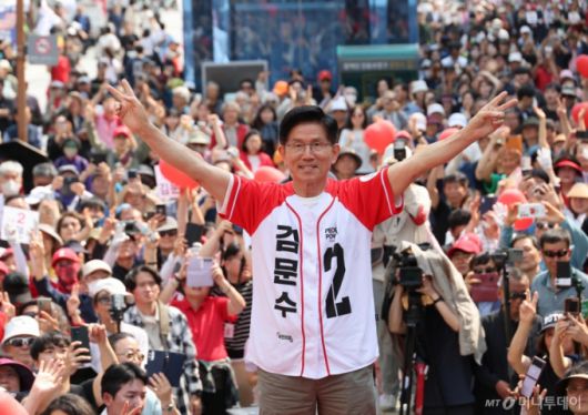 [의정부=뉴시스] 권창회 기자 = 김문수 국민의힘 대선 후보가 1일 경기 의정부시 태조이성계상 인근에서 열린 유세에서 지지호소를 하고 있다. (공동취재) 2025.06.01. photo@newsis.com /사진=권창회