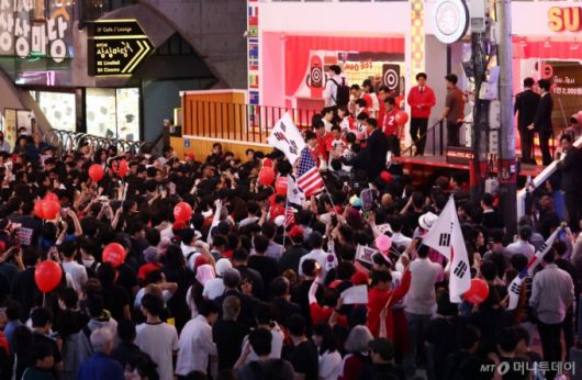 [서울=뉴시스] 권창회 기자 = 김문수 국민의힘 대선 후보가 2일 서울 마포구 KT&G 상상마당 인근에서 거리인사를 하며 시민들과 셀카를 찍고 있다. (공동취재) 2025.06.02. photo@newsis.com /사진=