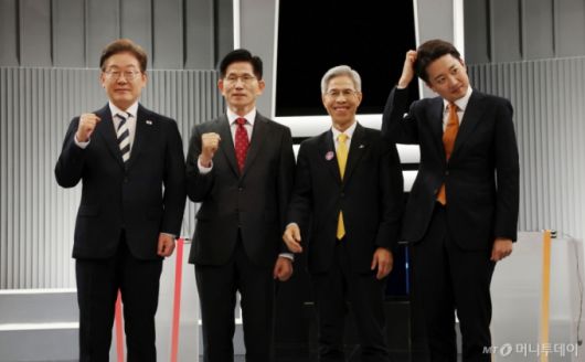 (서울=뉴스1) 국회사진기자단 = 이재명 더불어민주당(왼쪽부터), 김문수 국민의힘, 권영국 민주노동당, 이준석 개혁신당 대통령 후보가 23일 서울 영등포구 KBS본관 스튜디오에서 중앙선거방송토론위원회 주관 제21대 대통령선거 2차 후보자 토론회 시작에 앞서 기념 촬영을 하기 위해 자리하고 있다. 2025.5.23/뉴스1  Copyright (C) 뉴스1. All rights reserved. 무단 전재 및 재배포,  AI학습 이용 금지. /사진=(서울=뉴스1) 국회사진기자단