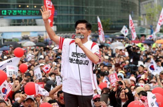 김문수 국민의힘 대통령 후보가 21대 대통령선거를 하루 앞둔 2일 오후 대구 동구 동대구역 광장을 찾아 지지를 호소하고 있다. 2025.6.2/사진=뉴스1 /사진=(대구=뉴스1) 공정식 기자