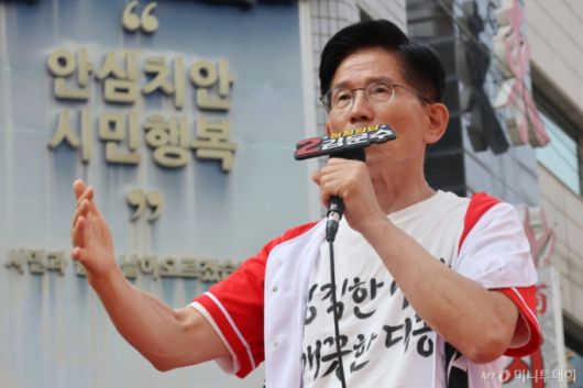 (의정부=뉴스1) 이광호 기자 = 김문수 국민의힘 대통령 후보가 1일 오후 경기도 의정부시 거리 유세에서 시민들에게 지지를 호소하고 있다. 2025.6.1/뉴스1  Copyright (C) 뉴스1. All rights reserved. 무단 전재 및 재배포,  AI학습 이용 금지. /사진=(의정부=뉴스1) 이광호 기자