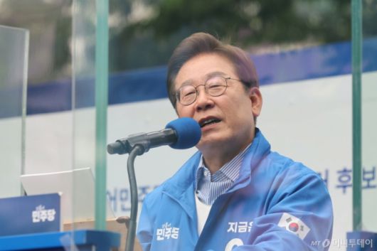 (성남=뉴스1) 이재명 기자 = 이재명 더불어민주당 대통령 후보가 2일 오후 경기도 성남시 분당구 야탑역 광장에서 시민들에게 지지를 호소하고 있따. (공동취재) 2025.6.2/뉴스1  Copyright (C) 뉴스1. All rights reserved. 무단 전재 및 재배포,  AI학습 이용 금지.