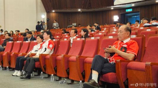 3일 서울 여의도 국회도서관 국민의힘 개표상황실에서 대선 개표 방송을 지켜보고 있는 안철수·양향자·황우여 국민의힘 공동선대위원장의 모습/사진=박상곤 기자