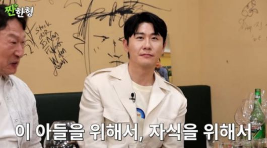 가수 영탁 어머니가 아들을 위해 무속인의 길을 걷게 된 사연이 재조명됐다.  /사진=유튜브 채널 '짠한형 신동엽' 캡처