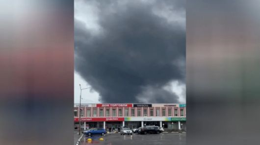 우크라이나군의 드론(무인기) 공격으로 러시아 무르만스크 지역에서 검은 연기가 나고 있다. 해당 사진은 1일(현지시간) 소셜미디어(SNS)를 통해 공개됐다. /로이터=뉴스1