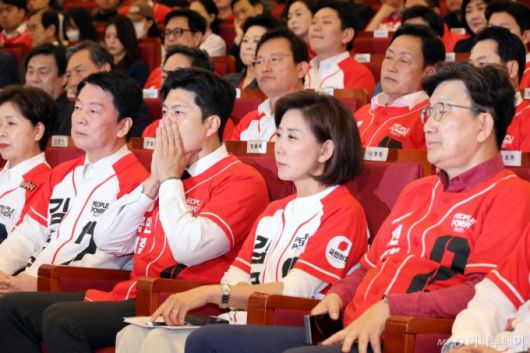 (서울=뉴스1) 이광호 기자 = 김용태 국민의힘 비상대책위원장을 비롯한 의원들이 3일 오후 서울 여의도 국회 도서관에 마련된 제21대 대통령선거개표상황실에서 출구조사 결과를 지켜보고 있다. (공동취재) 2025.6.3/뉴스1  Copyright (C) 뉴스1. All rights reserved. 무단 전재 및 재배포,  AI학습 이용 금지. /사진=(서울=뉴스1) 이광호 기자