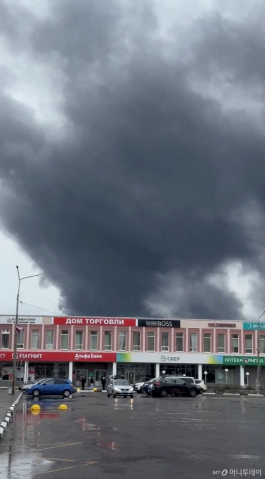 우크라이나가 지난 1일(현지시간) 러시아의 공군기지 네 곳을 드론으로 타격했다. 우크라이나는 러시아 영토 내에 드론을 몰래 들여놓았다가 발진시켜 러시아 폭격기 41대를 파괴했다. 사진은 무르만스크 올레냐 공군기지 인근의 모습. /무르만스크 로이터=뉴스1