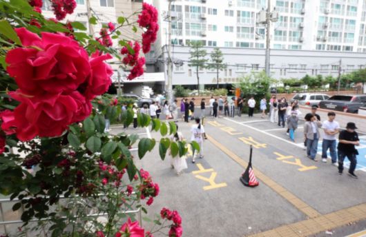 제21대 대통령 선거일인 3일 서울 동대문구 장안어린이도서관에 마련된 장안제2동 제5투표소에서 유권자들이 투표하기 위해 줄지어 기다리고 있다. /사진=뉴시스