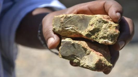 한 중국인 광산관계자가 중국 현지서 생산된 희토류 광물을 들어보이고 있다./사진=머니투데이 사진DB
