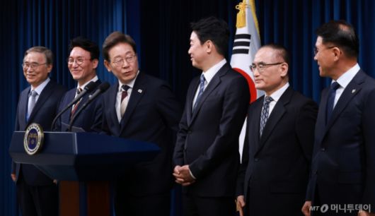 [서울=뉴시스] 고범준 기자 = 이재명 대통령이 4일 서울 용산 대통령실 청사에서 새 정부 첫 인사 발표를 하고 있다. 왼쪽부터 이종석 국정원장 후보자, 김민석 국무총리 후보자, 이 대통령, 강훈식 비서실장, 위성락 안보실장, 황인권 경호처장. (대통령실통신사진기자단) 2025.06.04. bjko@newsis.com /사진=고범준