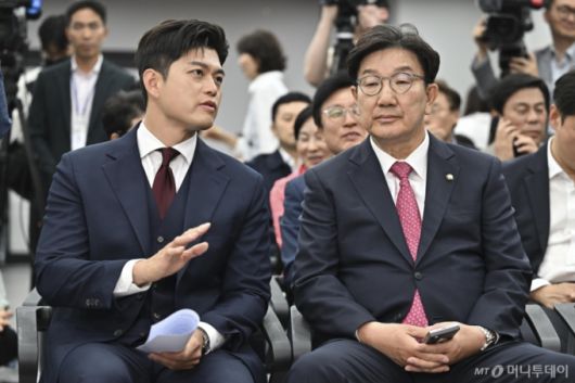 김용태 국민의힘 비상대책위원장과 권성동 원내대표가 4일 서울 여의도 중앙당사에서 열린 제21대 대통령선거 국민의힘 중앙선거대책위원회 해단식에서 대화를 나누고 있다. (공동취재) 2025.06.02. /사진=뉴시스 /사진=