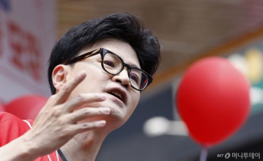 (광주=뉴스1) 김태성 기자 = 한동훈 국민의힘 전 대표가 제21대 대통령 선거 사전투표 첫날인 29일 광주 동구 충장로 우체국앞에서 국민의힘 지지를 호소하고 있다. 2025.5.29/뉴스1  Copyright (C) 뉴스1. All rights reserved. 무단 전재 및 재배포,  AI학습 이용 금지. /사진=(광주=뉴스1) 김태성 기자