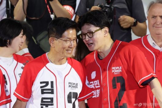 김문수 국민의힘 대선 후보가 2일 서울 중구 서울시청 광장에서 열린 파이널유세에서 한동훈 전 국민의힘 대표와 대화하고 있다. 2025.06.02. /사진=뉴시스 /사진=권창회