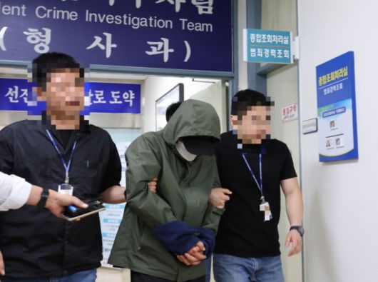 진도에서 차량을 바다에 빠뜨려 일가족을 숨지게 한 40대 가장이 4일 오전 구속 전 피의자심문(영장실질심사)을 위해 광주 북부경찰서 유치장을 나서고 있다/사진=뉴스1