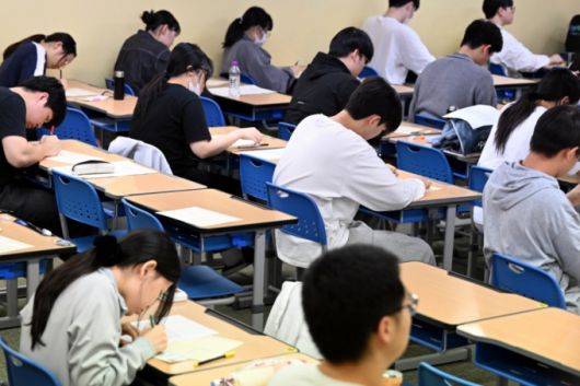 (서울=뉴스1) 김명섭 기자 = 2025학년도 대학수학능력시험 9월 모의평가 시행일인 4일 서울 양천구 종로학원에서 수험생들이 시험을 준비하고 있다. 2024.9.4/뉴스1  Copyright (C) 뉴스1. All rights reserved. 무단 전재 및 재배포,  AI학습 이용 금지. /사진=(서울=뉴스1) 김명섭 기자