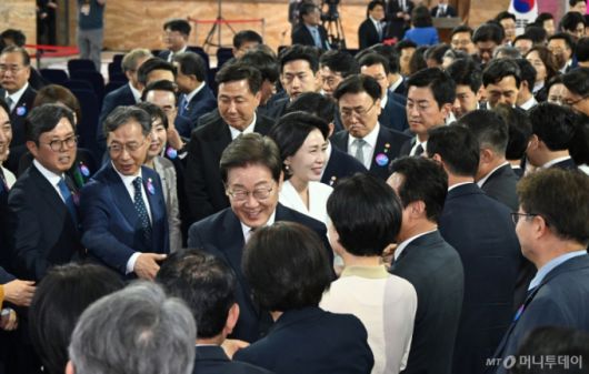 이재명 대통령과 김혜경 여사가 4일 서울 여의도 국회에서 제21대 대통령 취임선서와 취임사를 마치고 이동하며 참석자들과 인사나누고 있다. 2025.6.4/뉴스1  Copyright (C) 뉴스1. All rights reserved. 무단 전재 및 재배포,  AI학습 이용 금지. /사진=(서울=뉴스1) 국회사진기자단