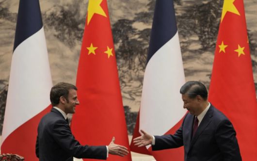 2023년 4월6일 시진핑 중국 국가주석(오른쪽)과 에마뉘엘 마크롬 프랑스 대통려이 중국 베이징 인민대회당에서 공동 기자회견 후 악수하고 있다. /로이터=뉴스1