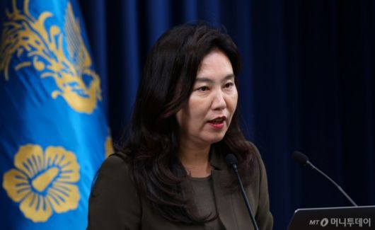 [서울=뉴시스] 최진석 기자 = 강유정 대변인이 4일 서울 용산 대통령실 브리핑룸에서 현안 관련 브리핑을 하고 있다. 2025.06.04. myjs@newsis.com /사진=최진석