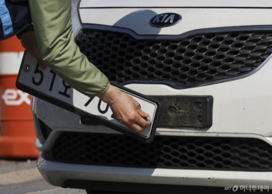 [구리=뉴시스] 김근수 기자 = 서울시 38세금 징수과, 주차계획과 공무원들이 24일 경기 구리시 구리남양주 톨게이트에서 진행된 체납, 대포차량 일제 합동단속에서 위반차량 번호판을 영치하고 있다. 2024.10.24. ks@newsis.com /사진=김근수