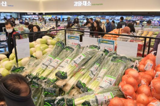 ▲서울 강동구 둔촌동 ‘하나로마트 둔촌포레본점’의 로컬푸드 코너/사진제공=농협유통