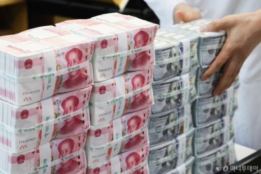 13일 서울 중구 하나은행 위변조대응센터에서 직원이 달러화와 위안화를 정리하고 있다.  /사진=뉴시스