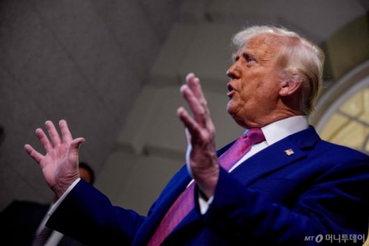 도널드 트럼프 미국 대통령이 지난달 20일(현지시간) 워싱턴 의사당에서 열린 하원 공화당 의원총회에 참석한 뒤 취재진을 만나 "메가 법안이 법안이 통과되면 지금까지 경험하지 못하는 세금 감면을 받게 될 것"이라고 밝히고 있다. /AFPBBNews=뉴스1