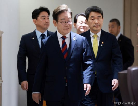 [서울=뉴시스] 고범준 기자 = 이재명 대통령이 5일 서울 용산구 대통령실 청사에서 열린 국무회의에 참석하고 있다. 2025.06.05. bjko@newsis.com /사진=고범준