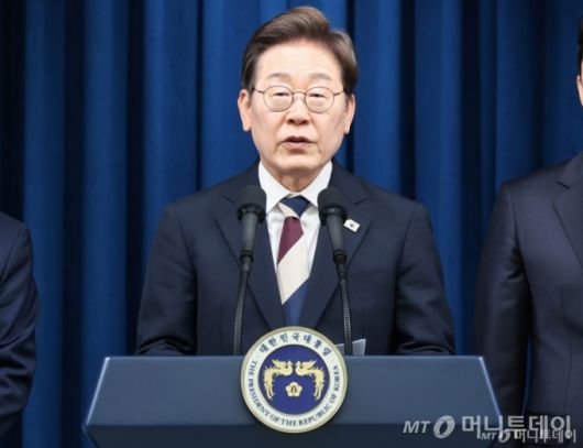 (서울=뉴스1) 허경 기자 = 이재명 대통령이 4일 서울 용산구 대통령실 청사 브리핑룸에서 국무총리와 국정원장, 대통령 비서실장 등 인선발표를 하고 있다. 국무총리 후보자로는 김민석 국회의원, 국정원장 후보자로는 이종석 전 통일부장관이 지명됐다. 대통령 비서실장으로는 강훈식 국회의원, 안보실장에는 위성락 국회의원이 임명됐고, 경호처장은 황인권 전 육군 대장, 대변인은 강유정 국회의원이 임명됐다. 2025.6.4/뉴스1  Copyright (C) 뉴스1. All rights reserved. 무단 전재 및 재배포,  AI학습 이용 금지. /사진=(서울=뉴스1) 허경 기자