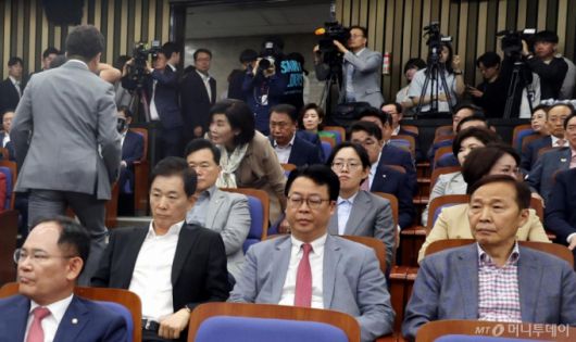 [서울=뉴시스] 조성봉 기자= 권성동(왼쪽) 국민의힘 원내대표가 5일 서울 여의도 국회에서 열린 의원총회에서 사퇴의사를 밝히고 자리를 떠나자 의원들이 굳은 표정을 짓고 있다.2025.06.05. suncho21@newsis.co /사진=조성봉