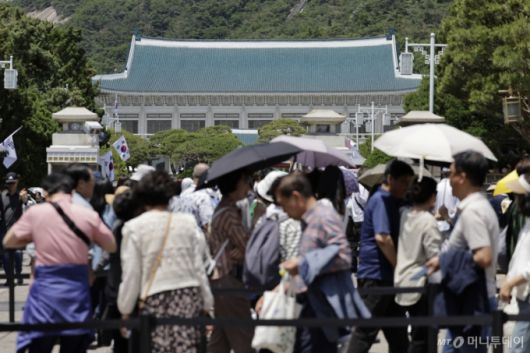 [서울=뉴시스] 최동준 기자 = 이재명 대통령이 집무실을 청와대로 이전할 방침인 가운데 5일 서울 종로구 청와대에서 시민들이 관람을 하기 위해 줄을 서고 있다. 2025.06.05. photocdj@newsis.com /사진=최동준