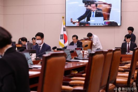 [서울=뉴시스] 권창회 기자 = 정청래 법사위원장이 7일 서울 여의도 국회에서 열린 법제사법위원회 전체회의에서 국민의힘 의원들이 퇴장한 가운데 의사봉을 두드리고 있다. 2025.05.07. kch0523@newsis.com /사진=권창회