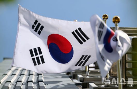 현충일인 6일 충북 청주에서 태극기가 담긴 쓰레기봉투 더미가 발견됐으나, 국기 모독 목적으로 훼손된 것이 아니라 처벌이 어렵다는 유권해석이 나왔다. /사진=뉴시스