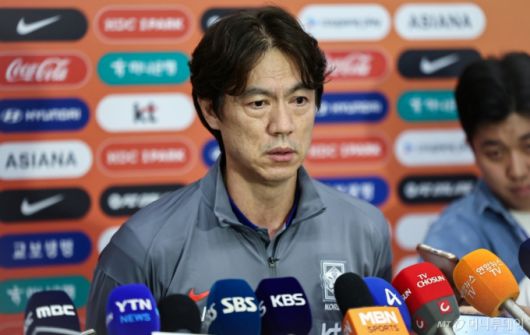 (인천공항=뉴스1) 김도우 기자 = 홍명보 축구국가대표팀 감독이 6일 이라크와 북중미 월드컵 예선경기를 마치고 인천국제공항 제1터미널을 통해 귀국해 취재진 질문에 답하고 있다.  대표팀은 이라크와 원정경기에서 2대0으로 승리하며 11회 연속 월드컵 본선 진출을 확정했다. 2025.6.6/뉴스1  Copyright (C) 뉴스1. All rights reserved. 무단 전재 및 재배포,  AI학습 이용 금지. /사진=(인천공항=뉴스1) 김도우 기자