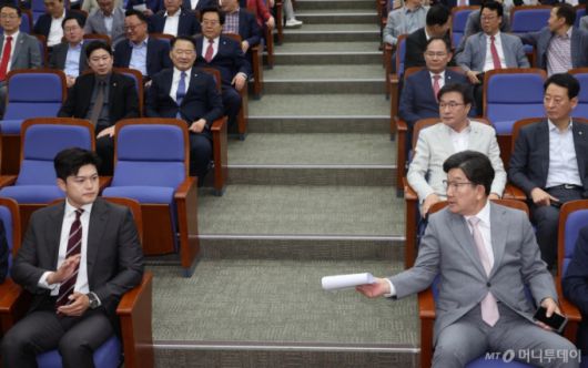 김용태 국민의힘 비상대책위원장과 권성동 원내대표가 5일 오전 서울 여의도 국회에서 열린 의원총회에서 대화를 하고 있다. 2025.06.05. /사진=뉴시스 /사진=조성봉