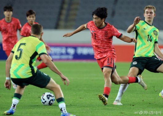 (용인=뉴스1) 박정호 기자 = 5일 오후 경기도 용인미르스타디움에서 열린 하나은행 초청 U-22 축구국가대표팀 친선경기 대한민국과 호주의 경기에서 대한민국 김용학이 드리블 돌파를 하고 있다. 2025.6.5/뉴스1  Copyright (C) 뉴스1. All rights reserved. 무단 전재 및 재배포,  AI학습 이용 금지. /사진=(용인=뉴스1) 박정호 기자