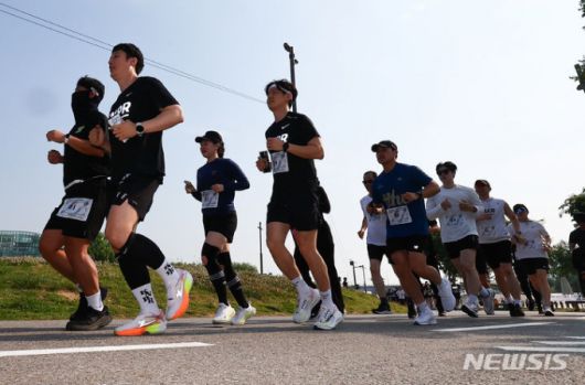 2024년 6월6일 서울 지역 경찰관들로 구성된 경찰관 러닝크루 'KNPR'회원들이 서울 서초구 반포한강시민공원 예빛섬 광장에서 러닝을 하고 있다. /사진=뉴시스.