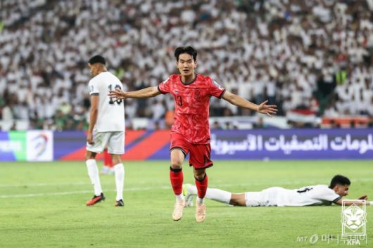(서울=뉴스1) 김진환 기자 = 대한민국 축구 국가대표팀 김진규가 6일(한국시간) 이라크 바스라 국제경기장에서 열린 2026 국제축구연맹(FIFA) 북중미 월드컵 아시아 3차 예선 B조 조별리그 9차전 이라크와의 경기에서 후반 교체 출전해 선제골을 넣은 뒤 환호하고 있다.   대한민국은 이날 2대0 완승을 거두며 아시아 최초이자 전세계 6번째로 11회 연속 본선 진출을 달성했다. (대한축구협회 제공, 재판매 및 DB금지) 2025.6.6/뉴스1  Copyright (C) 뉴스1. All rights reserved. 무단 전재 및 재배포,  AI학습 이용 금지. /사진=(서울=뉴스1) 김진환 기자