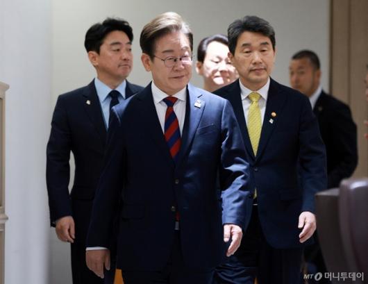 [서울=뉴시스] 고범준 기자 = 이재명 대통령이 5일 서울 용산구 대통령실 청사에서 열린 국무회의에 참석하고 있다. 2025.06.05. bjko@newsis.com /사진=고범준