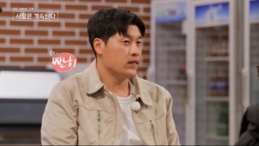 17기 옥순을 바라보는 25기 영철. /사진=SBS Plus·ENA '나는 솔로, 그후 사랑은 계속된다' 캡처