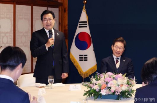 (서울=뉴스1) 국회사진기자단 = 이재명 대통령이 4일 오전 국회 사랑재에서 열린 국회의장과 정당대표와의 오찬에 참석해 박찬대 더불어민주당 원내대표 겸 당 대표 직무대행의 인사말을 듣고 있다. 2025.6.4/뉴스1  Copyright (C) 뉴스1. All rights reserved. 무단 전재 및 재배포,  AI학습 이용 금지. /사진=(서울=뉴스1) 국회사진기자단